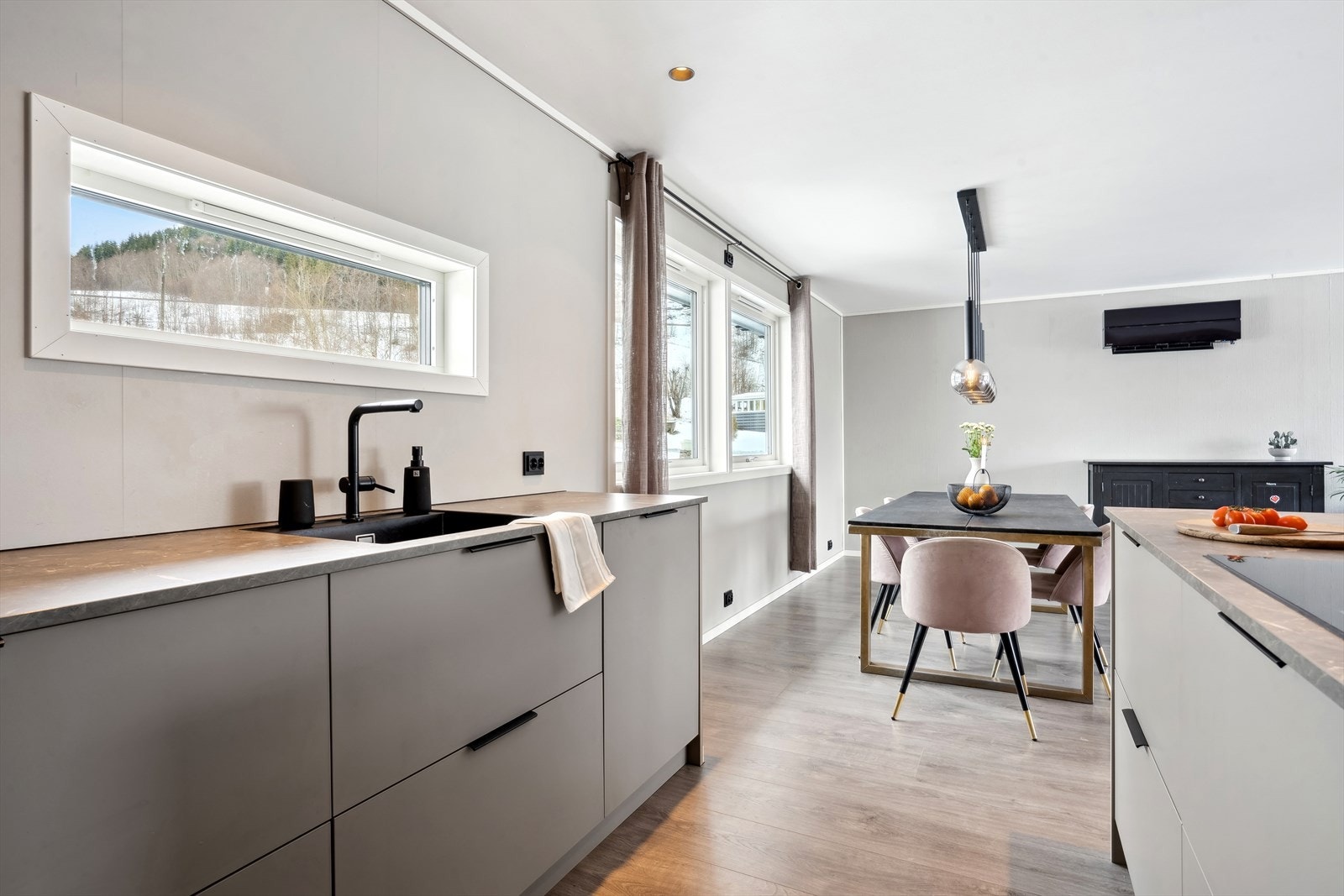 Downlights i taket tilfører ekstra lys til arbeidsflatene. Galleribilde