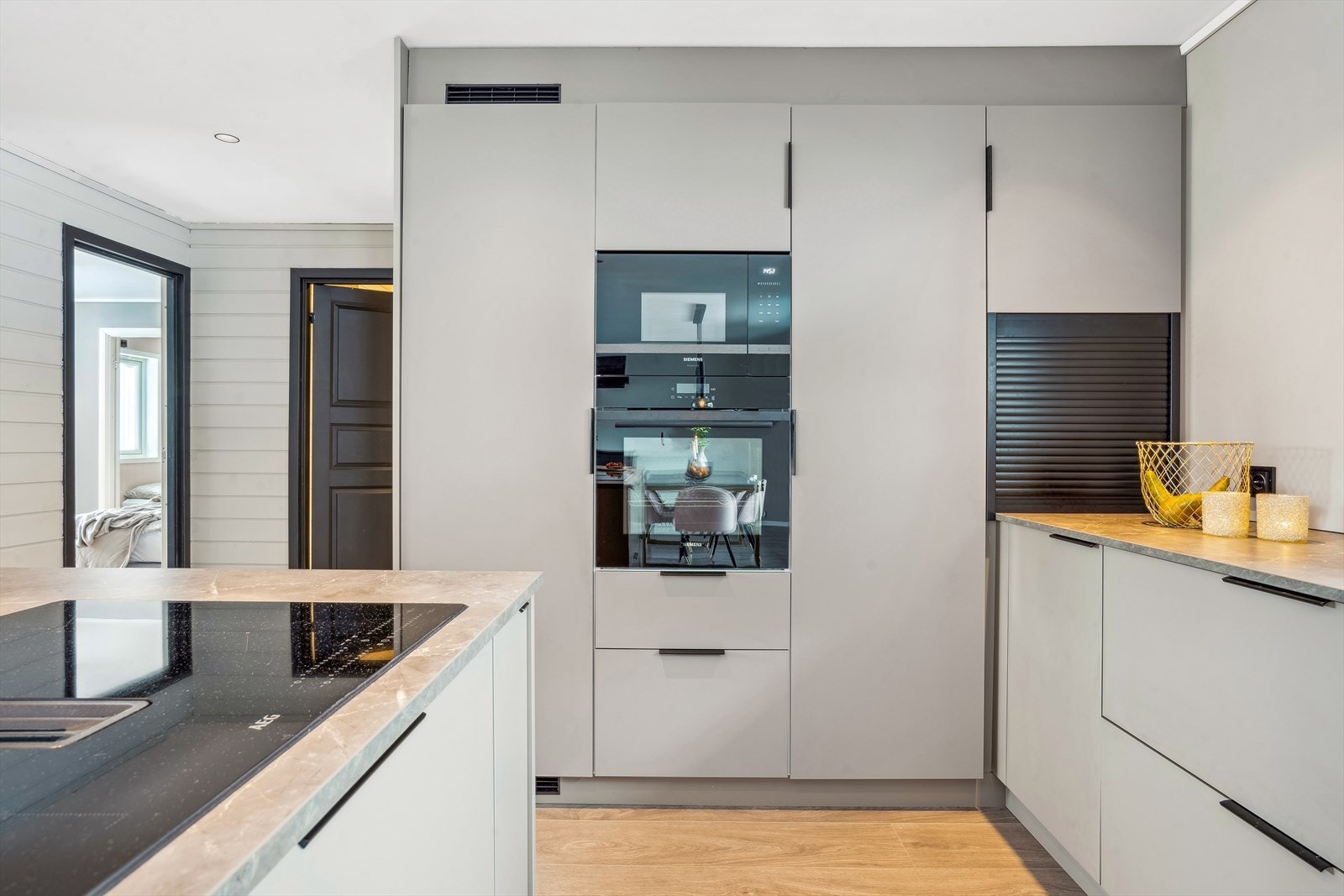 Store høyskap gir praktisk oppbevaring på kjøkkenet. Galleribilde