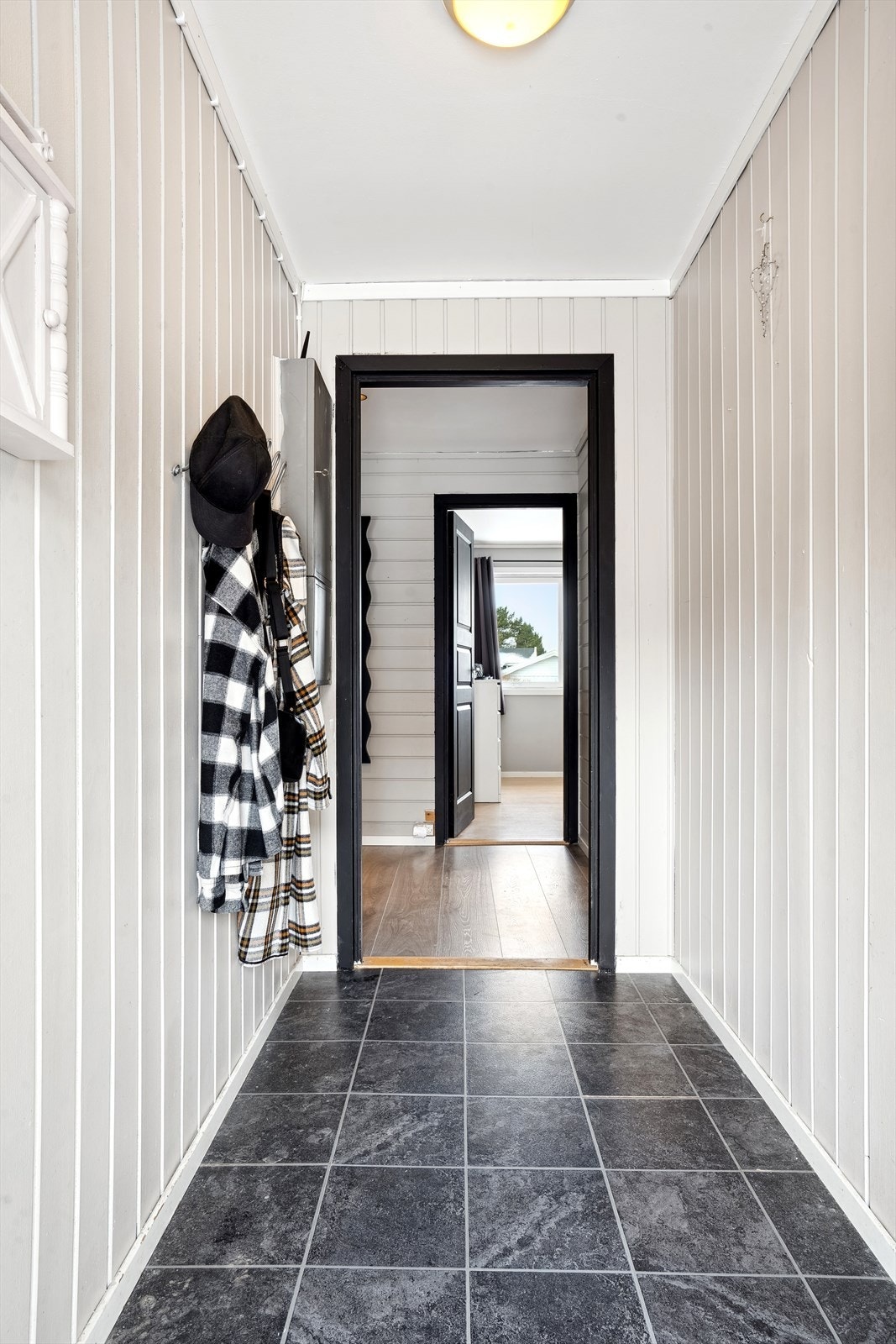 I entreen passer det fint å innrede med knagger og skohyller. Galleribilde