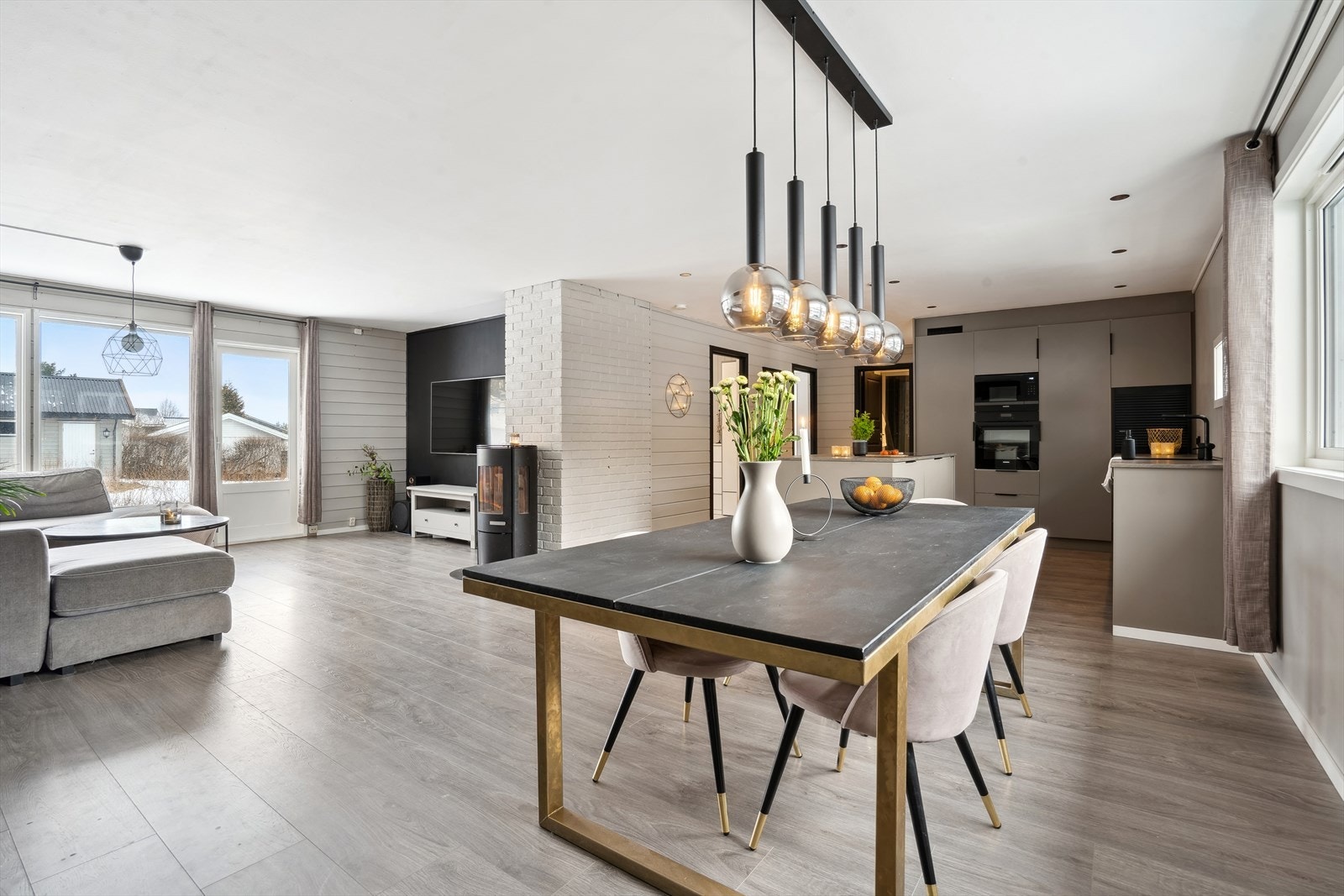 Stuen er naturlig inndelt i ulike soner, og det passer utmerket å innrede med spiseplass nærmest kjøkkenet. Galleribilde