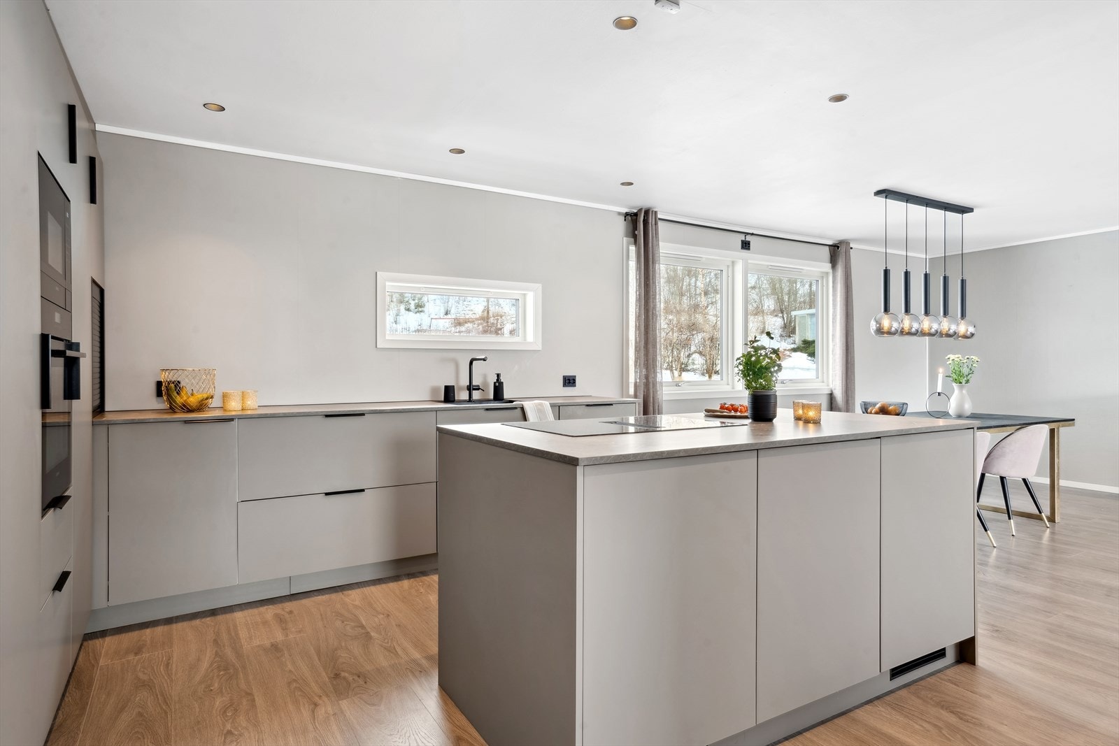 Kjøkkenøya er et fint samlingspunkt, perfekt til måltider og gode samtaler, men også for lekselesing mens maten lages. Galleribilde