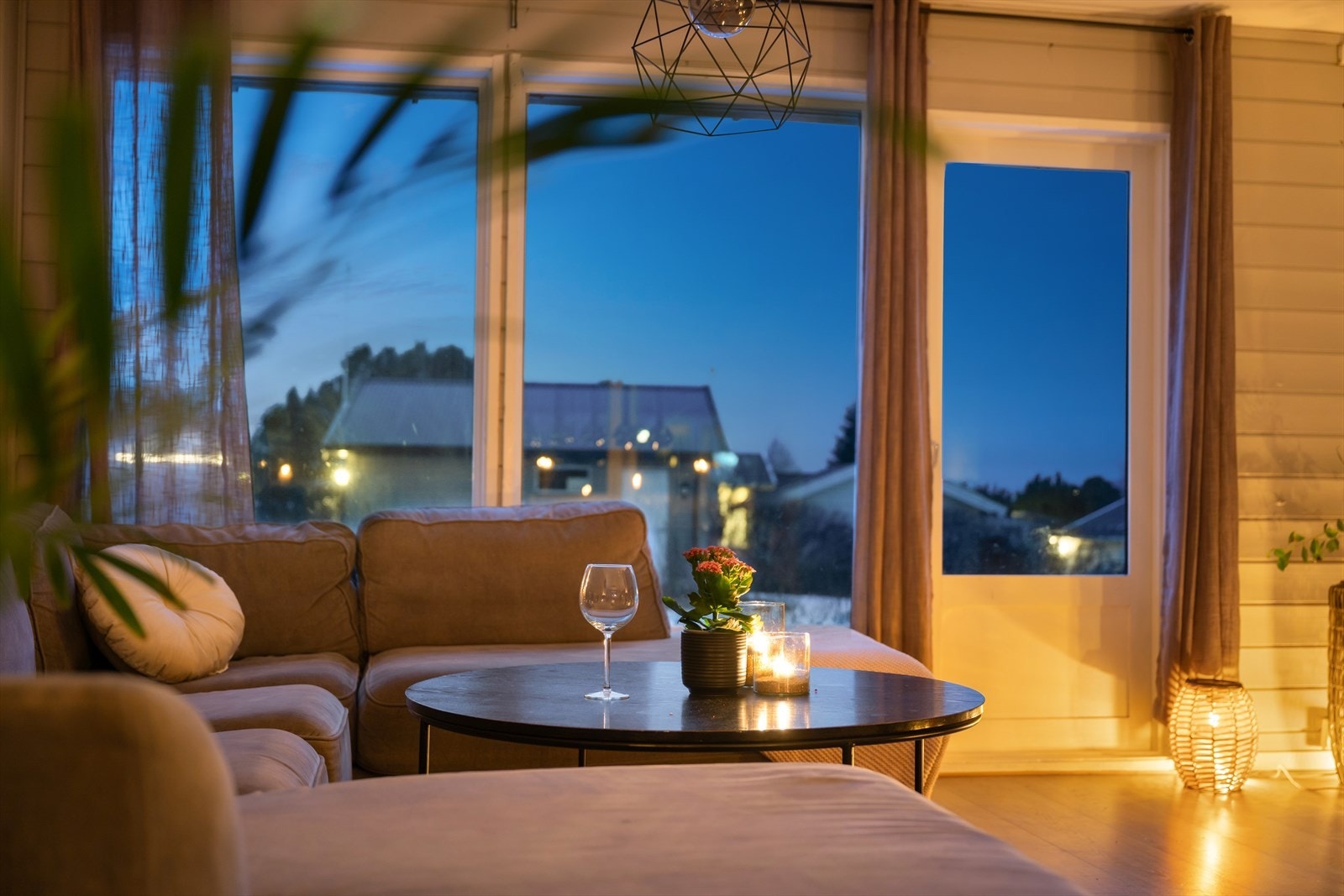 Det er flott gjennomlys via store vinduer på begge sider av stuen. Galleribilde