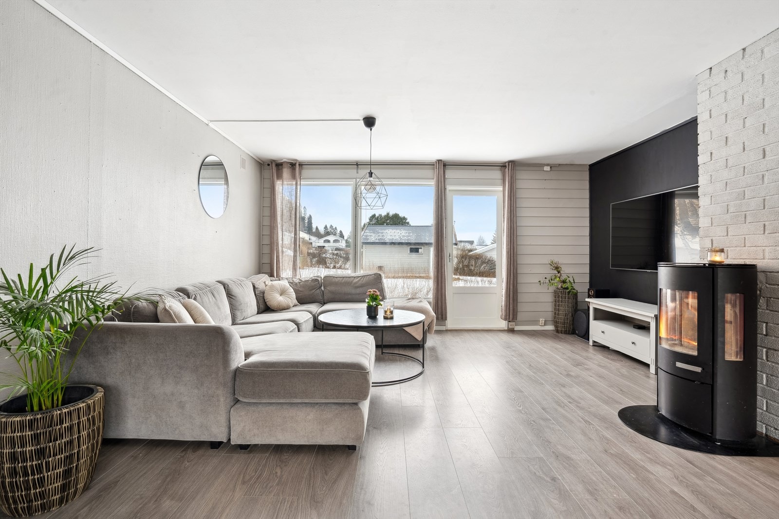 Ildstedet er fra 2023, og er plassert slik at stemningen nytes fra alle sonene i stuen. Galleribilde