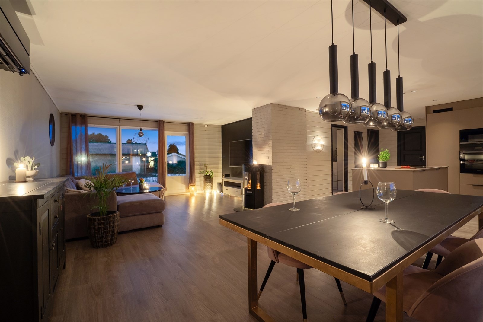 Allrommet har klart avdelte soner og god møbleringsfrihet i vinkelløsning. Galleribilde