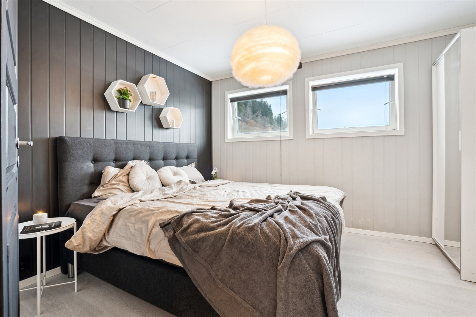 Tre soverom ligger vegg i vegg, meget praktisk hvis man har små barn. Galleribilde