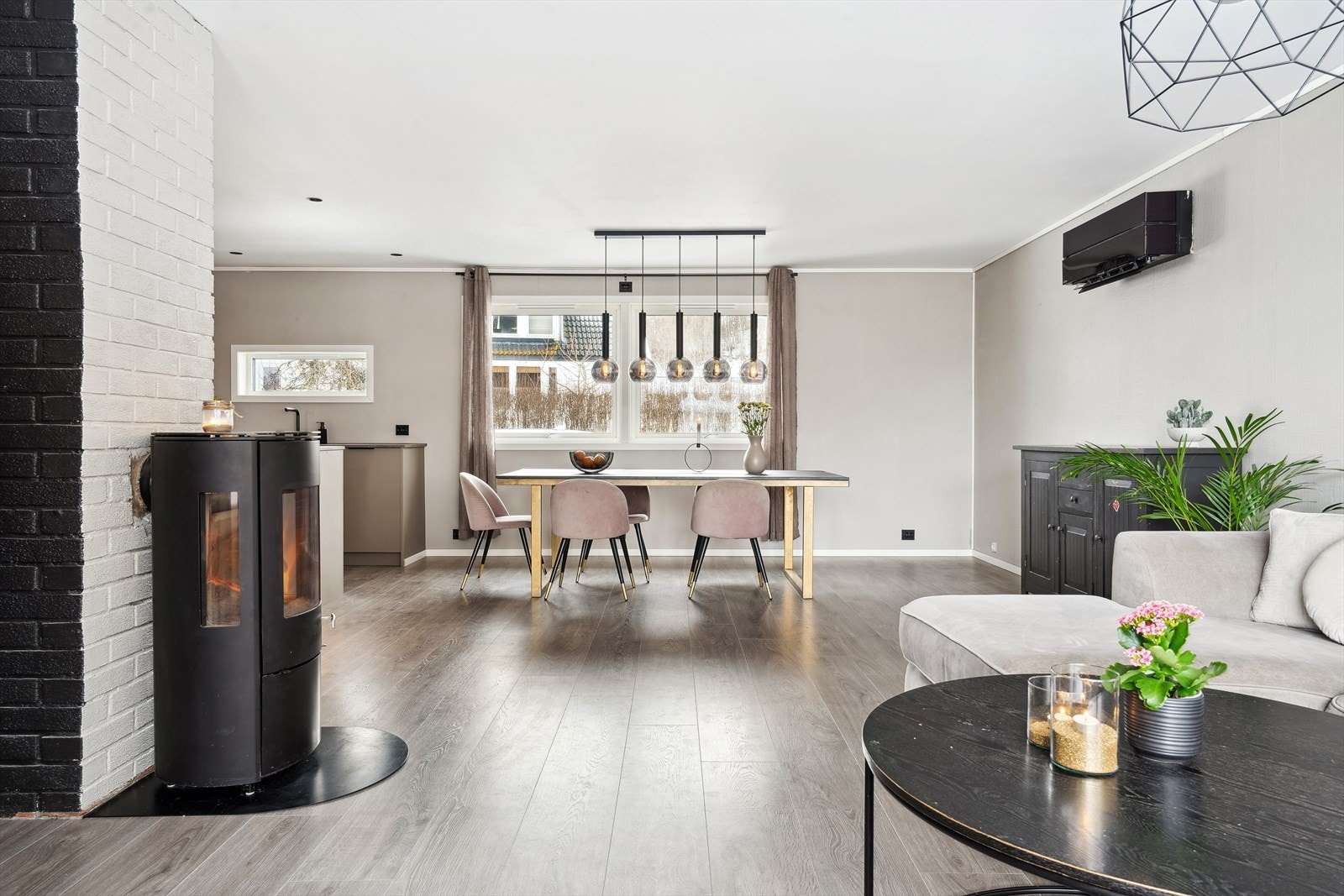 Varmepumpen er en sort modell fra 2021. Galleribilde