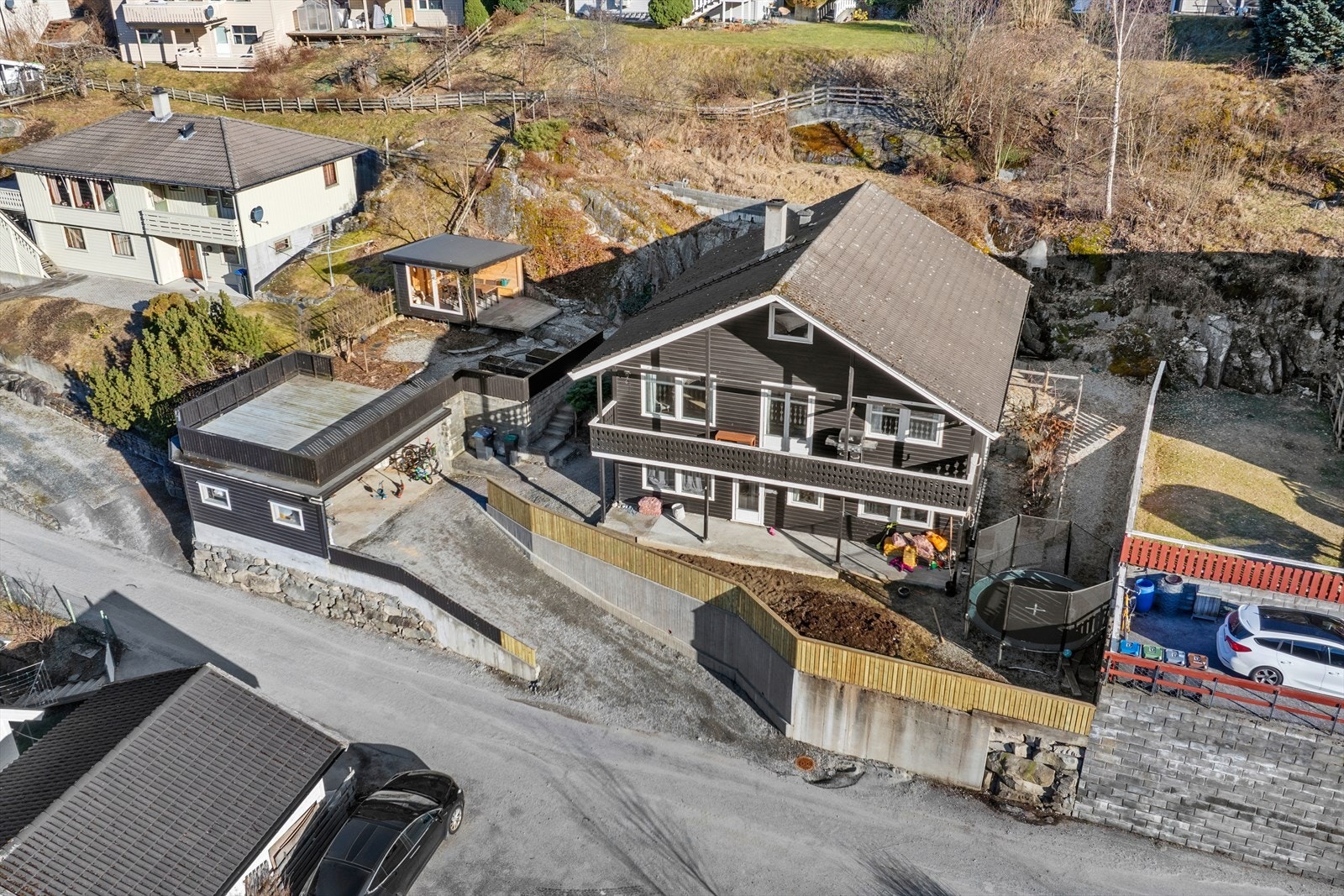 Ei flott og sørvestvendt tomt med mykje sol. Her har du potensielt sol nesten heile året og kveldsol til ca. kl. 22 om sommaren. Det er ny innkøyrsle og betongmur ferdig i 2025 Galleribilde