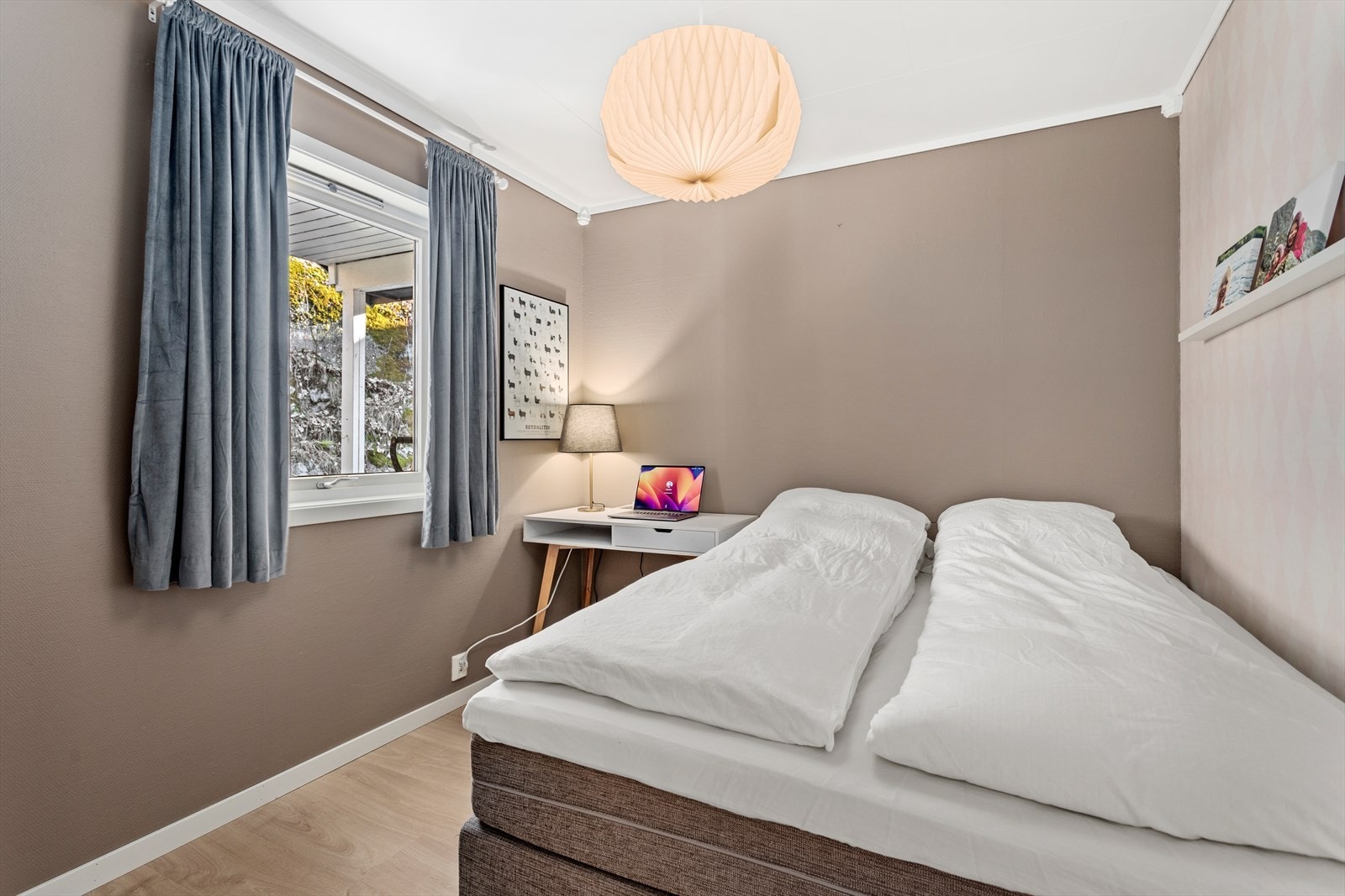 Hovudetasjen har også 2 soverom med plass til dobbeltseng. Galleribilde