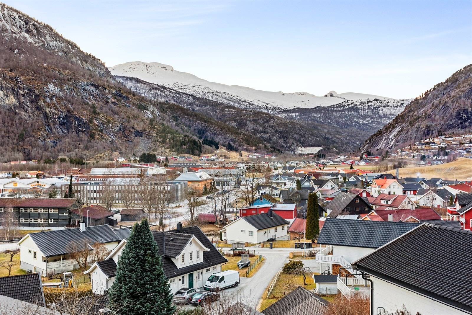 Gå-avstand til sentrum, barnehage, skule, idrettsanlegg og handlesenter. Galleribilde
