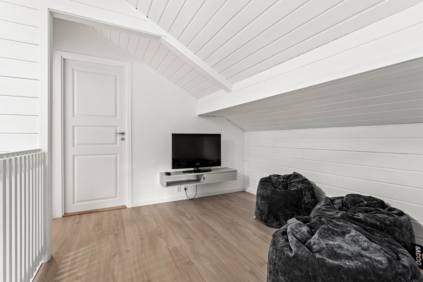 I gangarealet på loftet er det plass til ein liten tv-krok. Galleribilde