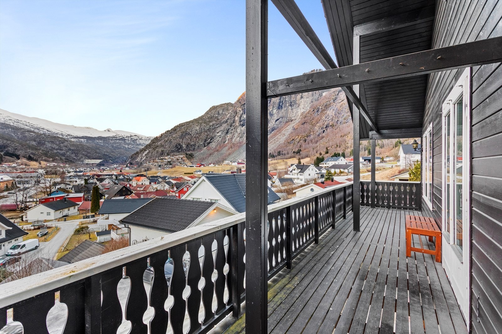 Her er det fint å sitte for å nyte utsikta av fjell og natur. Galleribilde