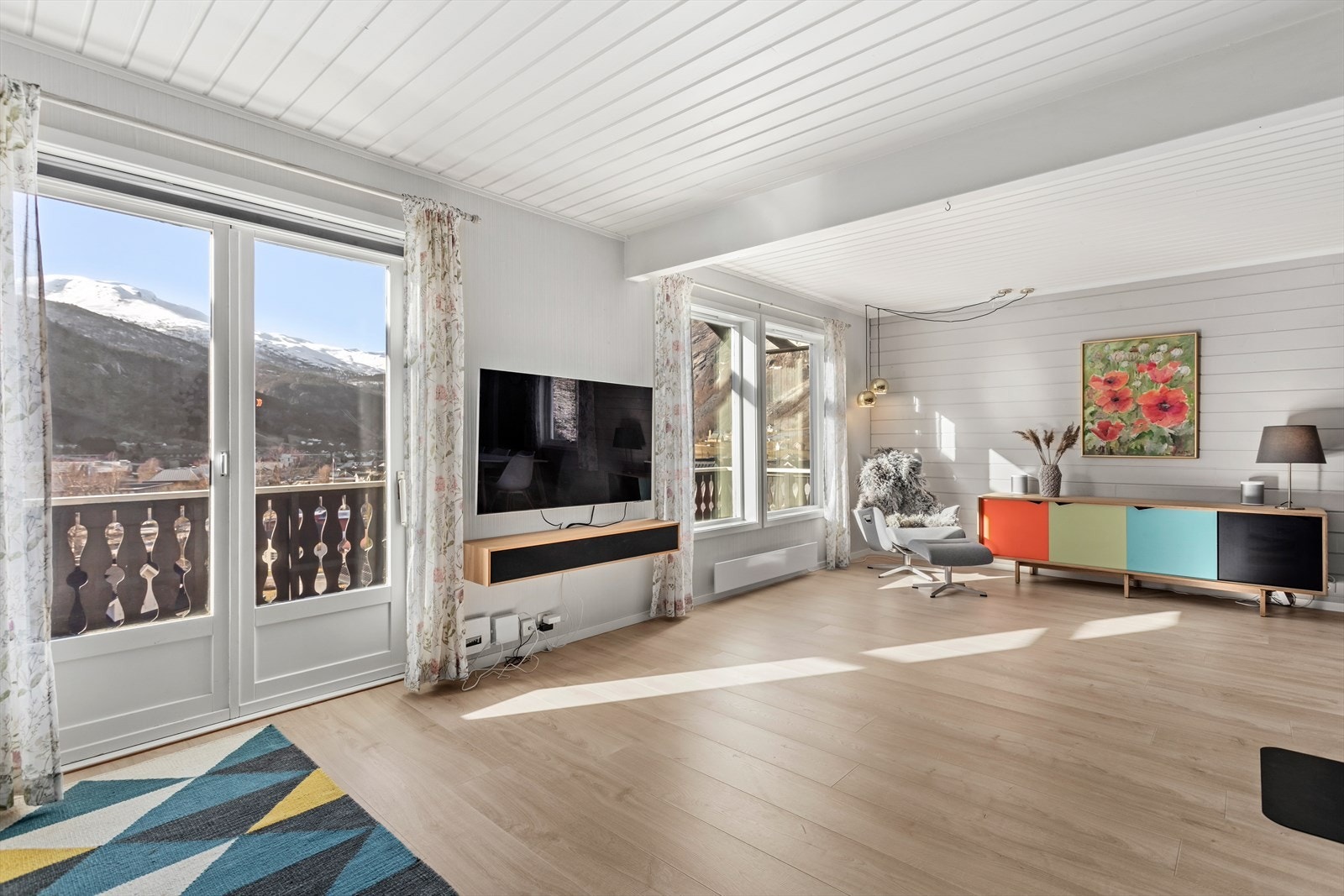 Hjarte av heimen er denne flotte stova med spektakulær utsikt til både bygdi og fjell! Galleribilde