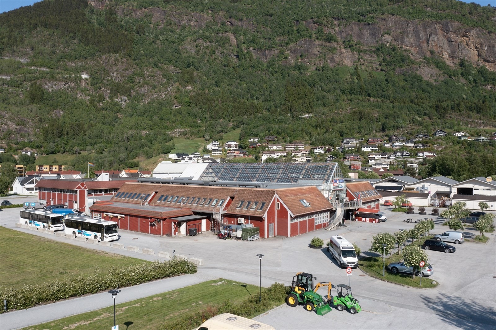 Pyramiden kjøpesenter med daglegvarebutikk, sport, klesbutikk, frisør og interiør. I tillegg til Coop-Prix med coop-bygg. Her får du det meste du treng i kvardagen. Galleribilde