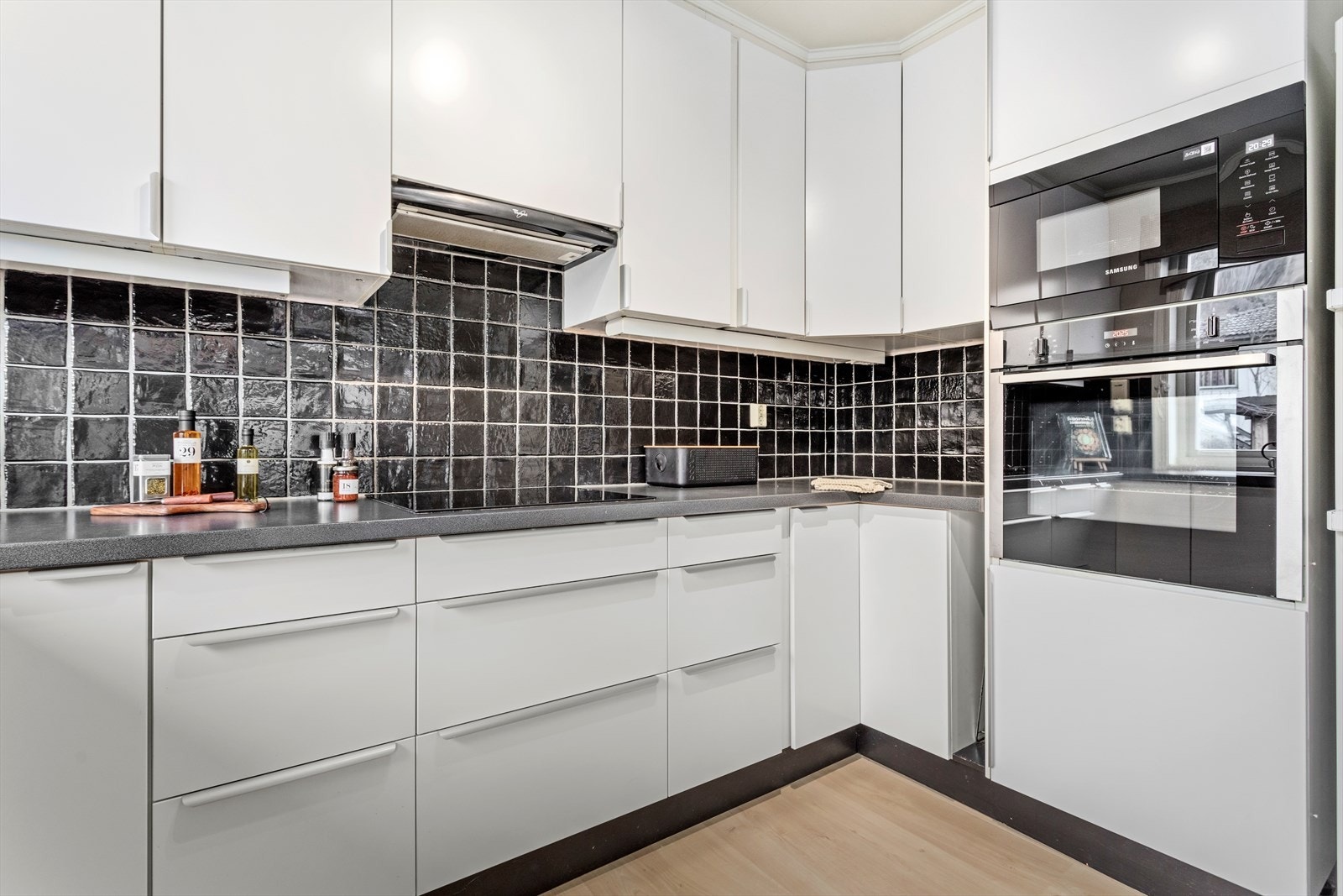 Kvitevarer er innebygde og består av oppvaskmaskin, steikeomn, mikrobølgeomn, induksjonsplatetopp og frittståande kjøleskåp. Galleribilde