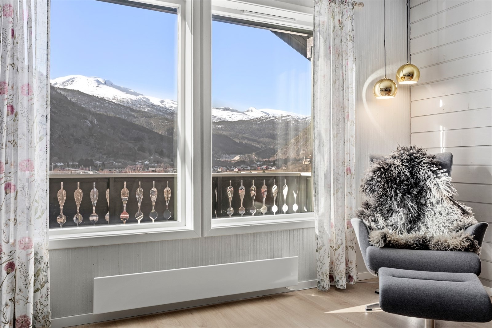 Dei store vindaugsflatene slepp inn mykje naturleg lys og gjev flott utsikt. Galleribilde