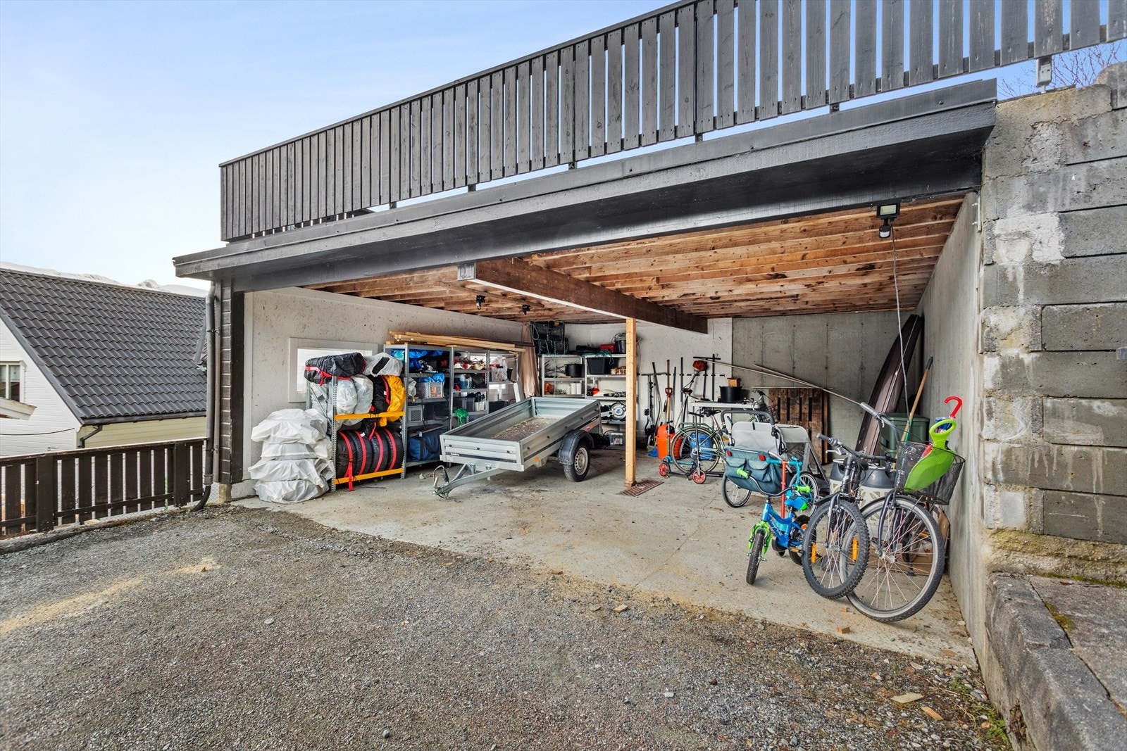Carport med plass til 2 bilar og lagringsmoglegheiter. Galleribilde