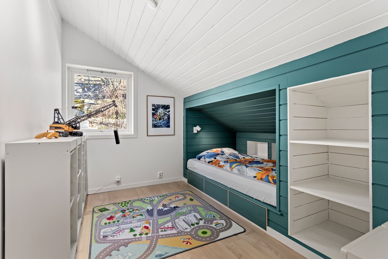 Soverom 2 med kjekke plassbygde hyller. Galleribilde