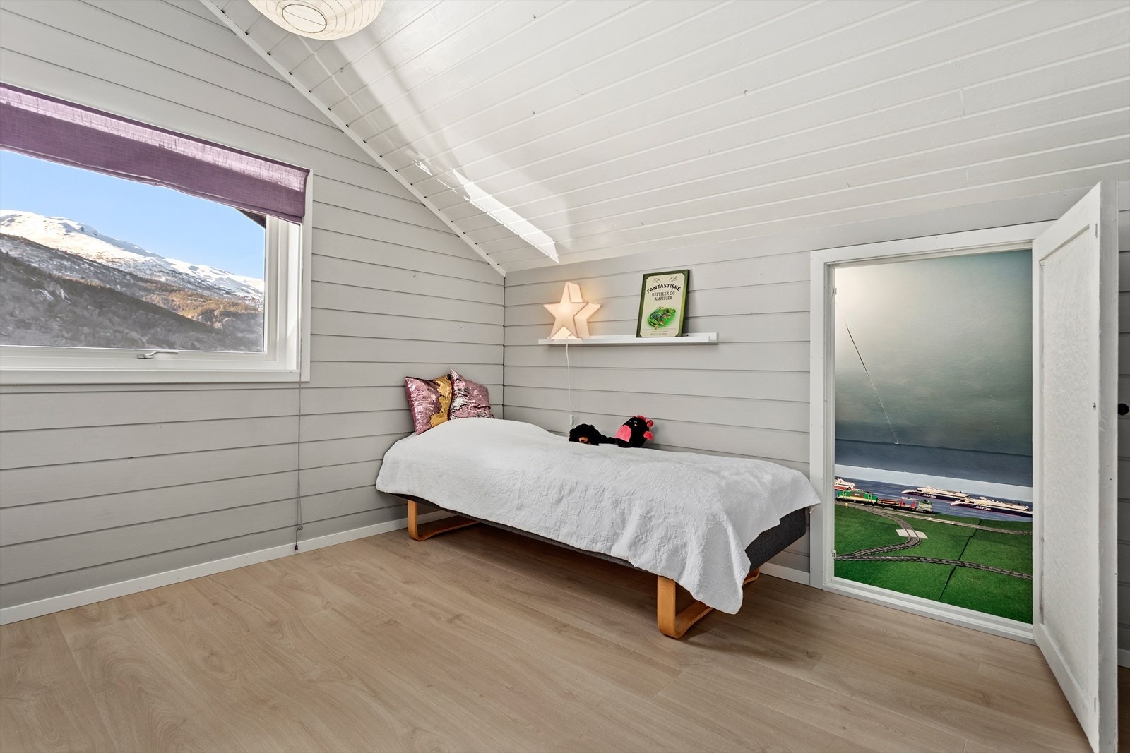 Her er det tilkomst til eit kott med moglegheit for oppbevaring. Galleribilde