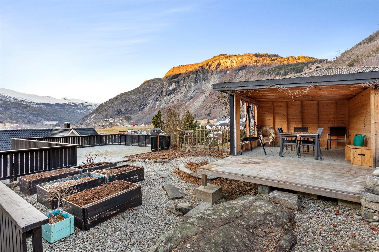 Det er opparbeida med plantekassar til bl.a. salat og andre grønsaker. Galleribilde