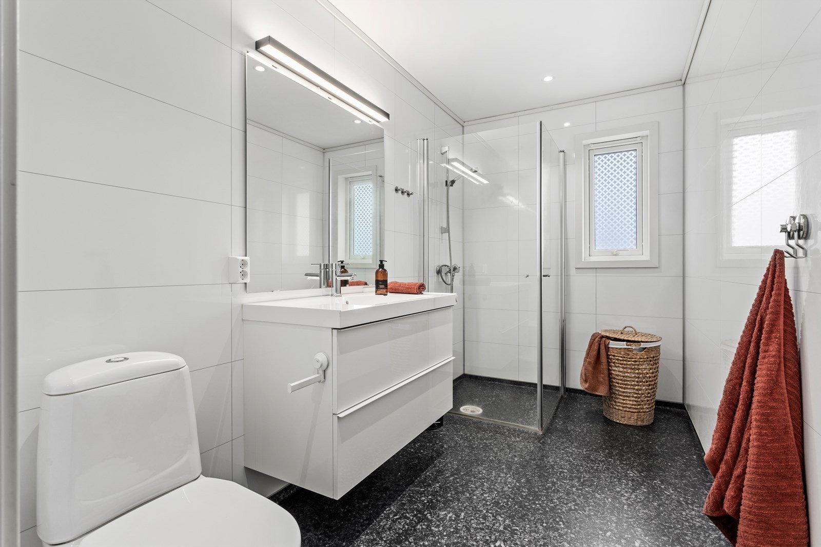 Hovedbadet er i første etasje, og inneheld alt ein treng. Galleribilde