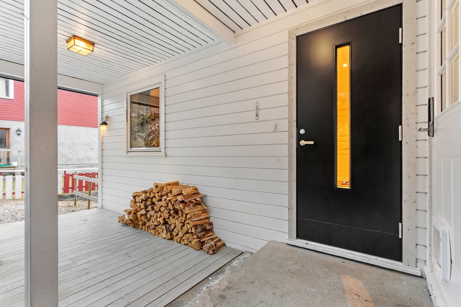 Velkommen inn! Praktisk inngangsparti med ny ytterdør Galleribilde