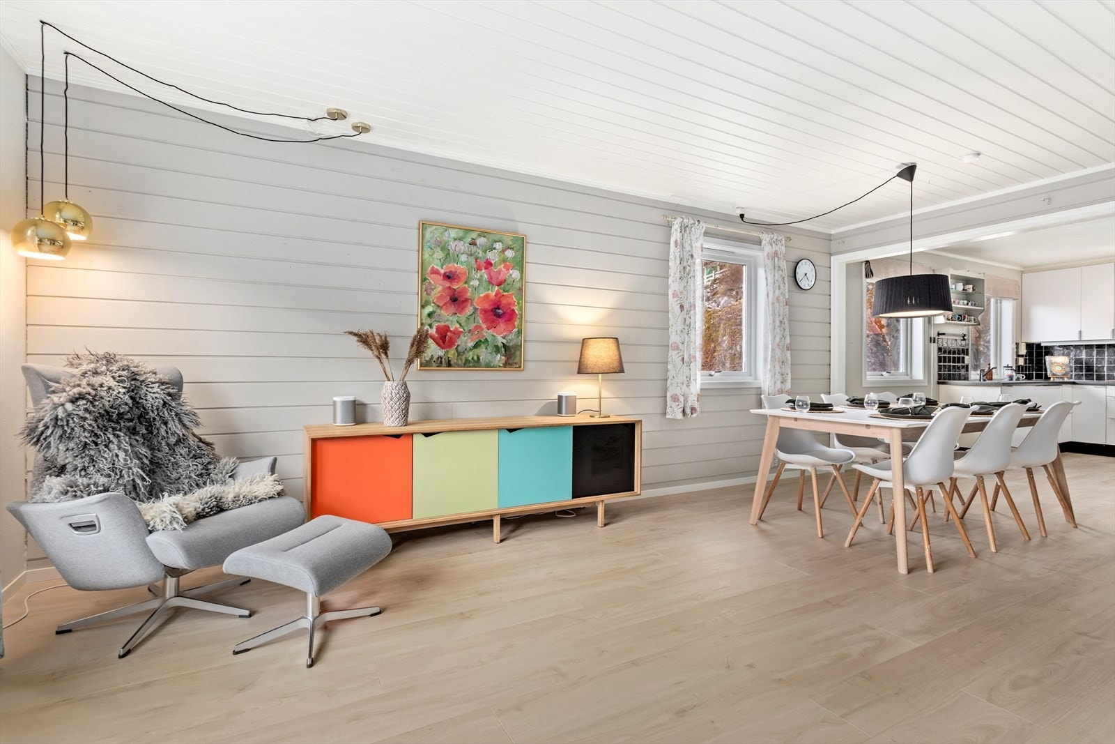 Stove og kjøkken kjem i delvis opa løysing. Galleribilde