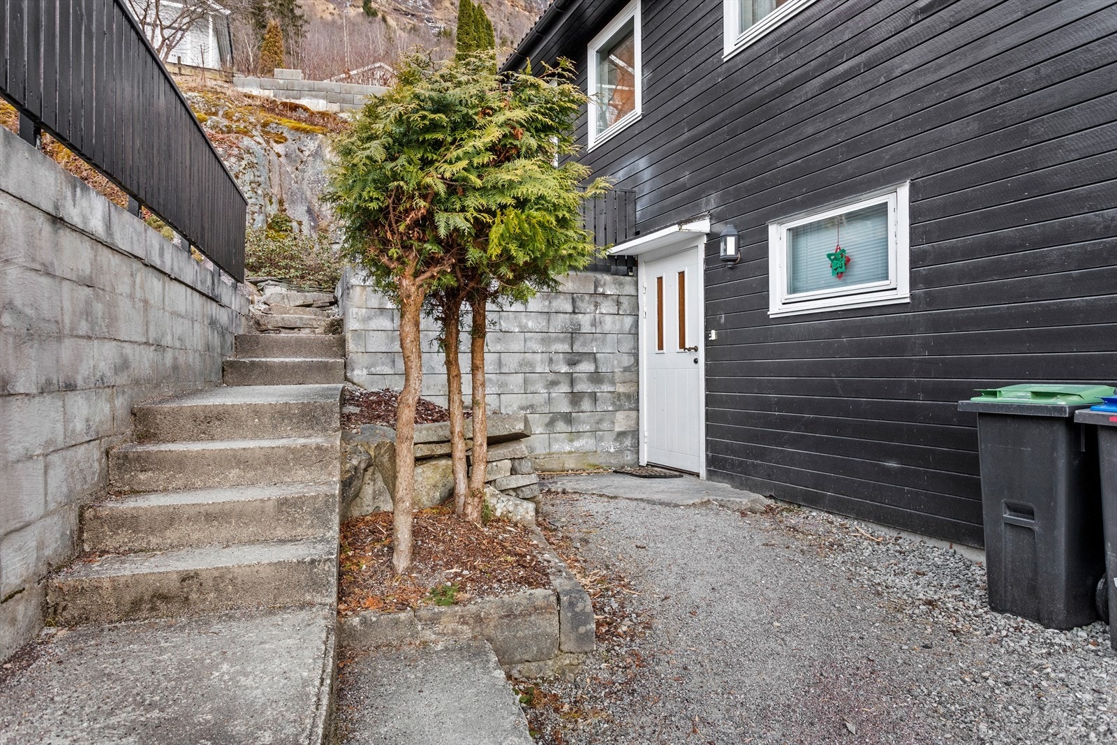 Utleigedelen har eigen inngang i underetg. Galleribilde