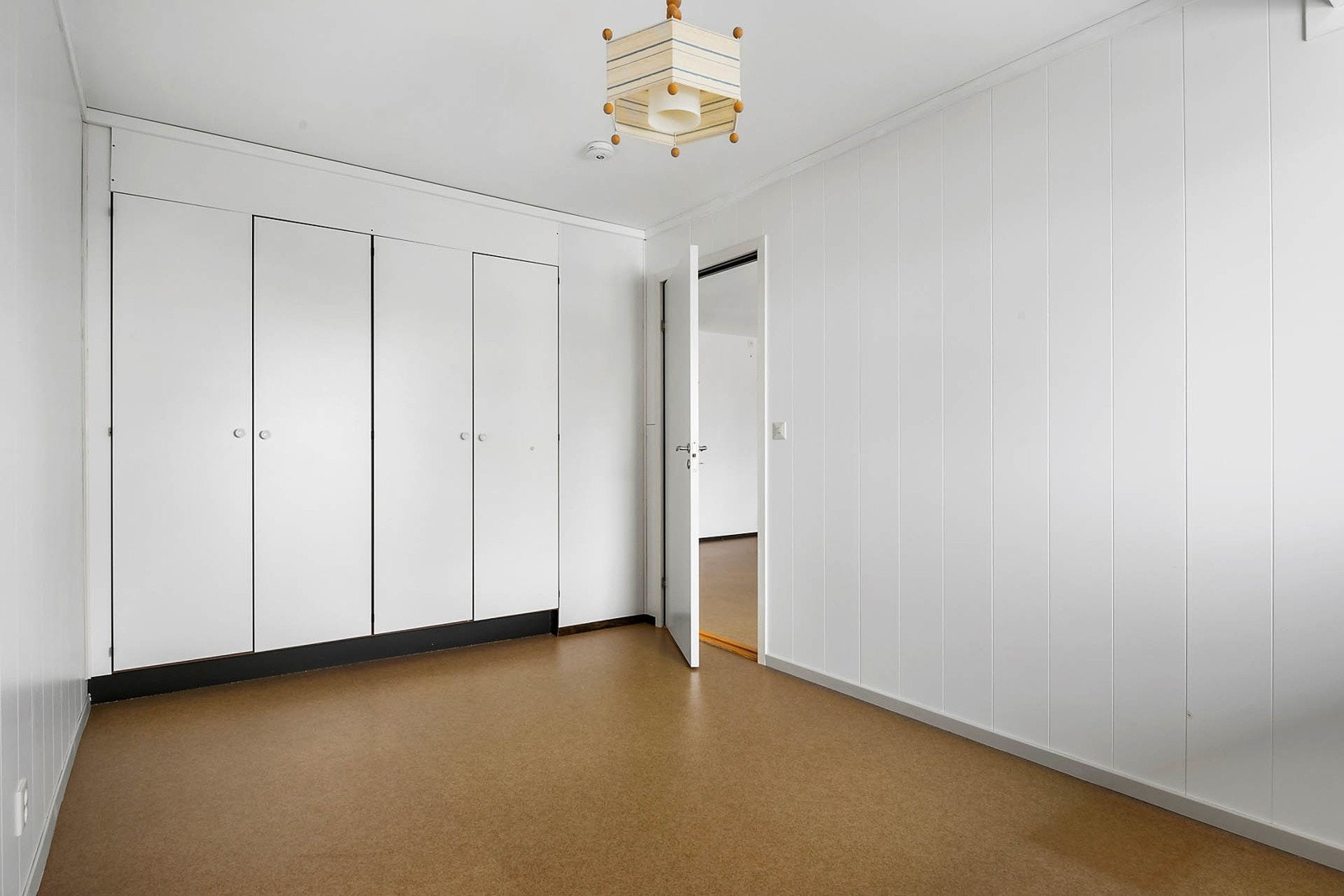 Her er også garderobeskap på hele endeveggen klar til bruk. Galleribilde