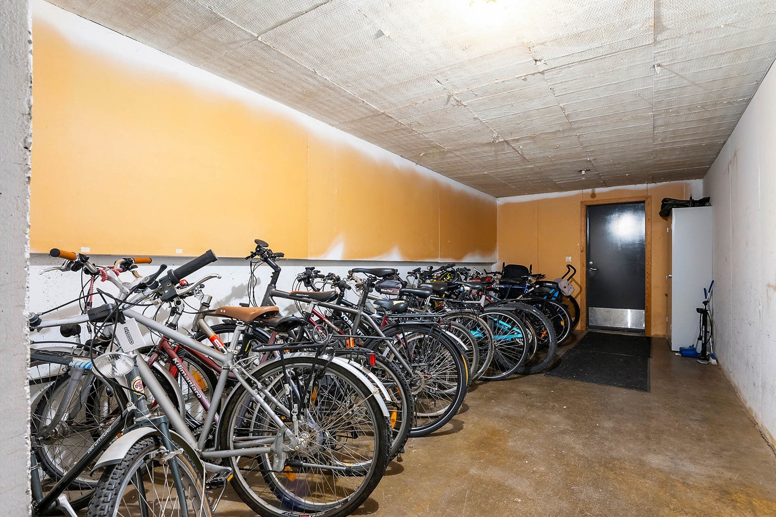 Stor sykkelparkering med direkte utgang til terreng Galleribilde
