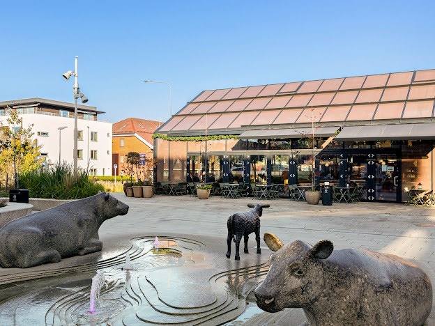 Skjermet uteplass i solen for en kaffe latte på havremelk Galleribilde