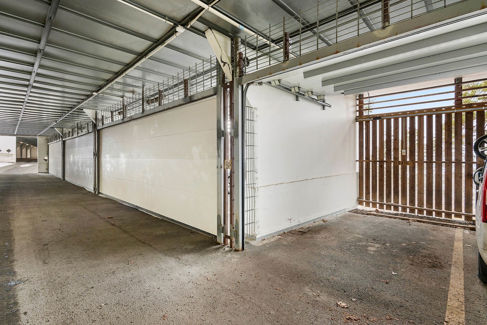 Egen plass bak lukket og låst rulleport Galleribilde