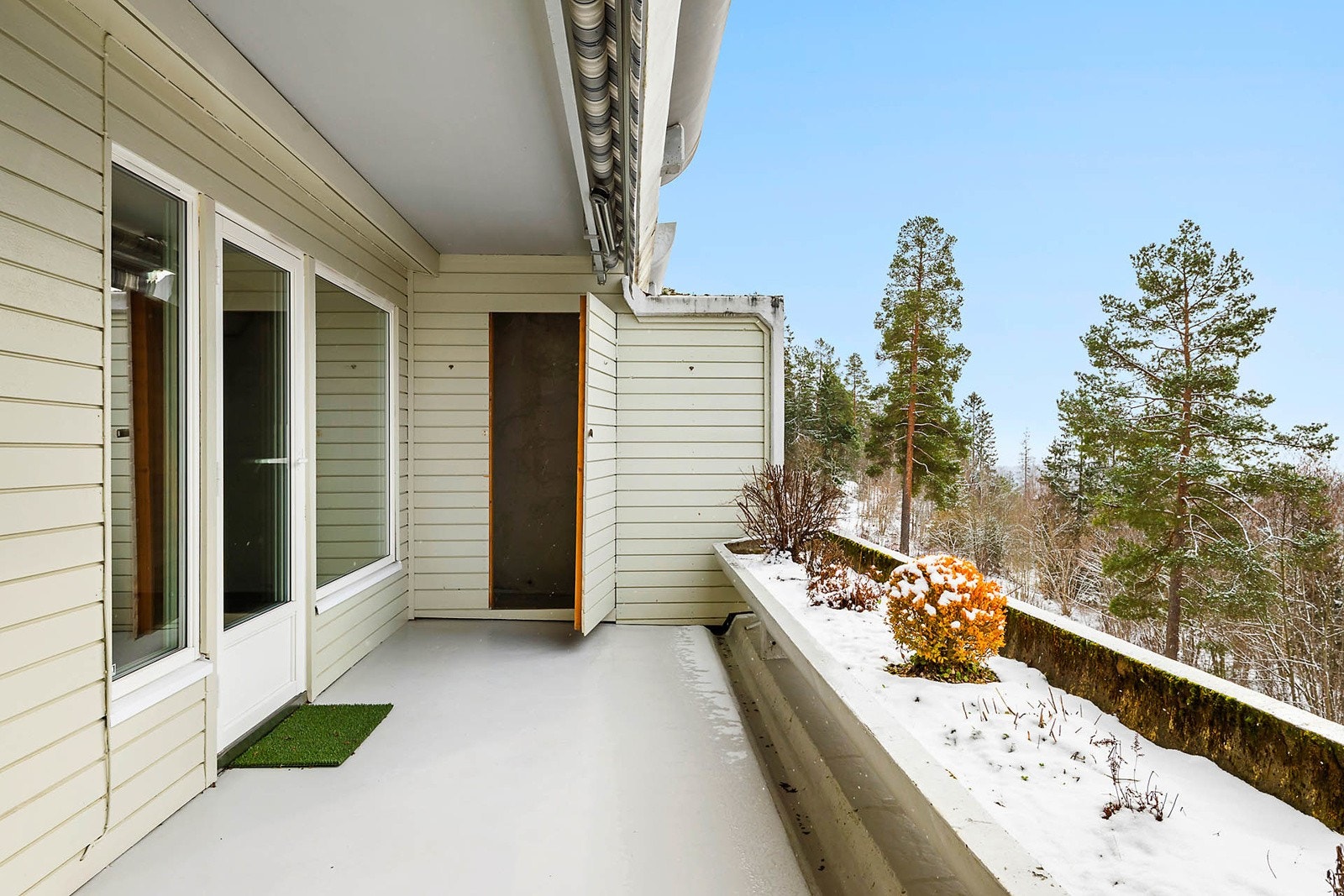 En redskaps/grillbod på enden av terrassen og de store blomsterkassene er hos mange av naboene omgjort til lokale små parsellhager med et fargerikt spill av vekster i sesong. Galleribilde