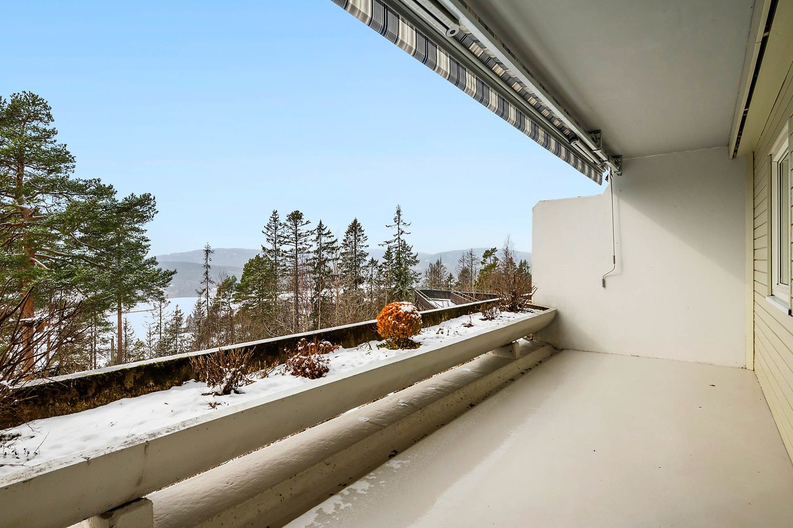 Det er den store private og usjenerte terrassen som har sol til den går ned, som gjør det så voldsomt attraktivt her oppe i åsen Galleribilde