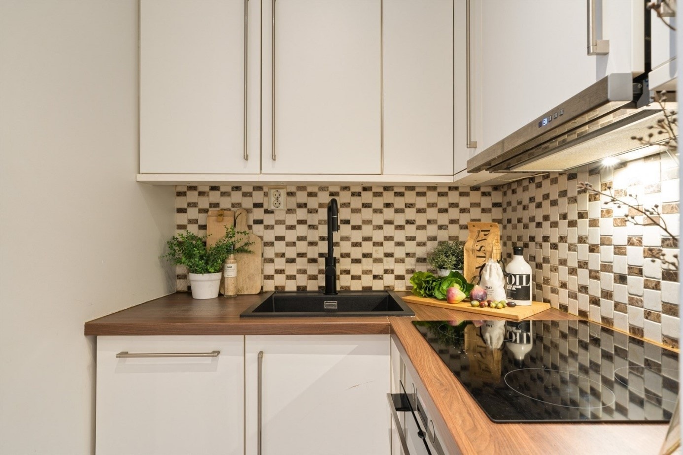 Kjøkkenet har godt med skap, skuffe og benkeplass. Kjøkkenutstyr medfølger Galleribilde