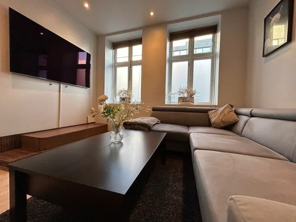 Store vindusflater som sørger for naturlig lysinnslipp Galleribilde