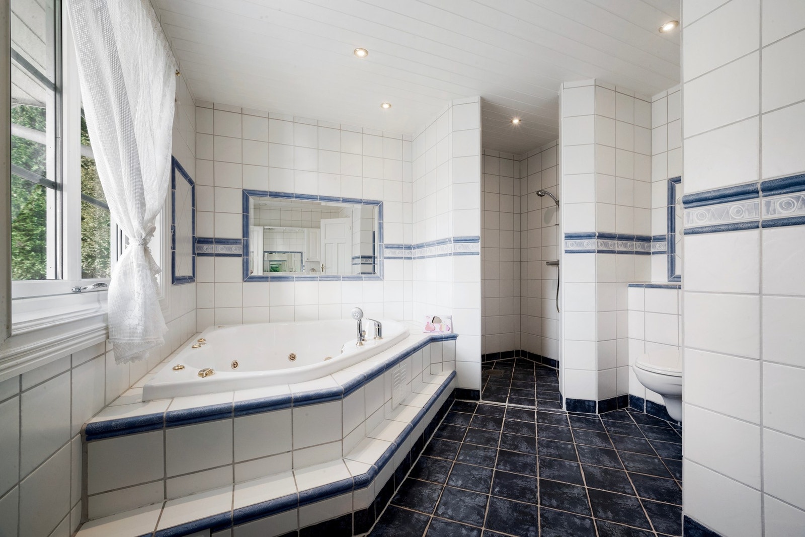 Pent flislagt bad med spa-følelse. Galleribilde