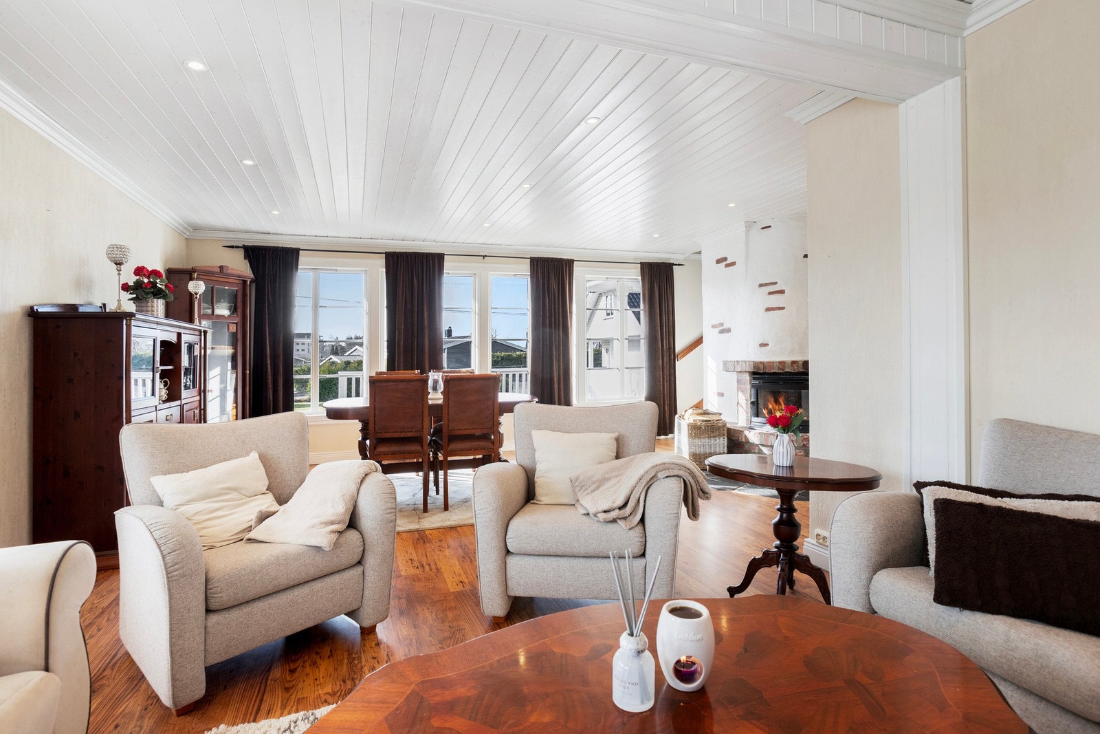 Store vindusflater sørger for godt med naturlig lys. Galleribilde