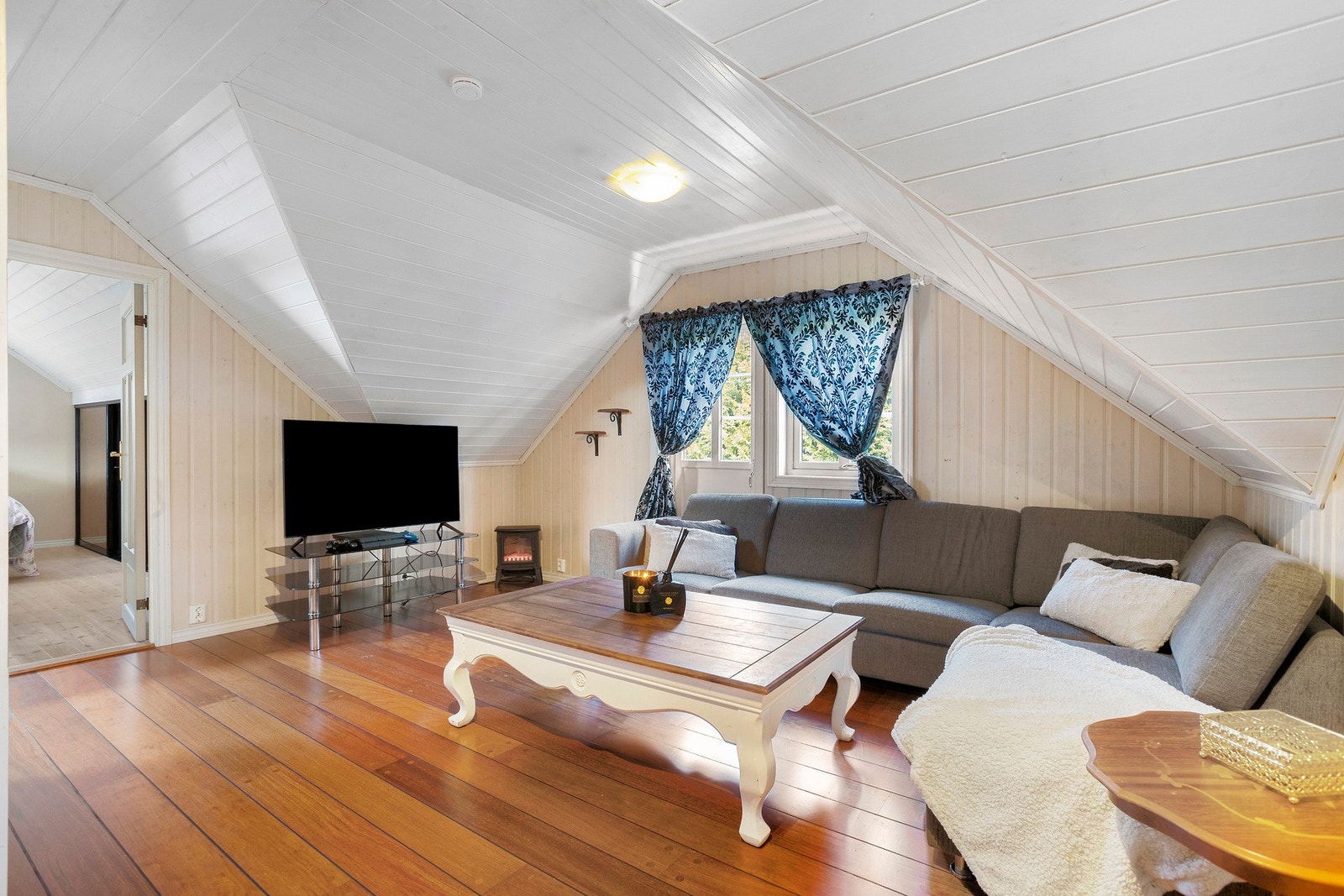 I 2. etasje er det en trivelig stue med god plass til en sittegruppe og TV-krok. Galleribilde