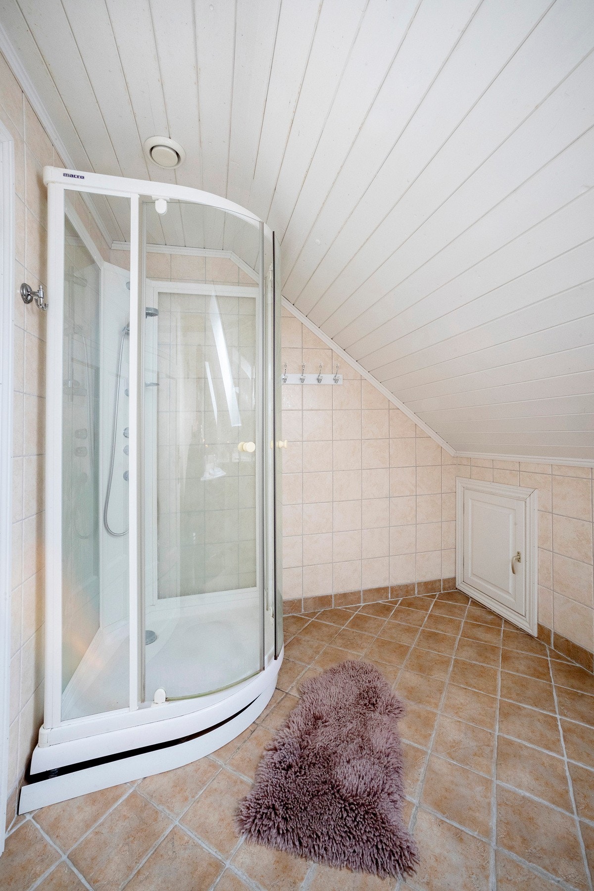 Badet er utstyrt med blant annet dusjkabinett. Galleribilde