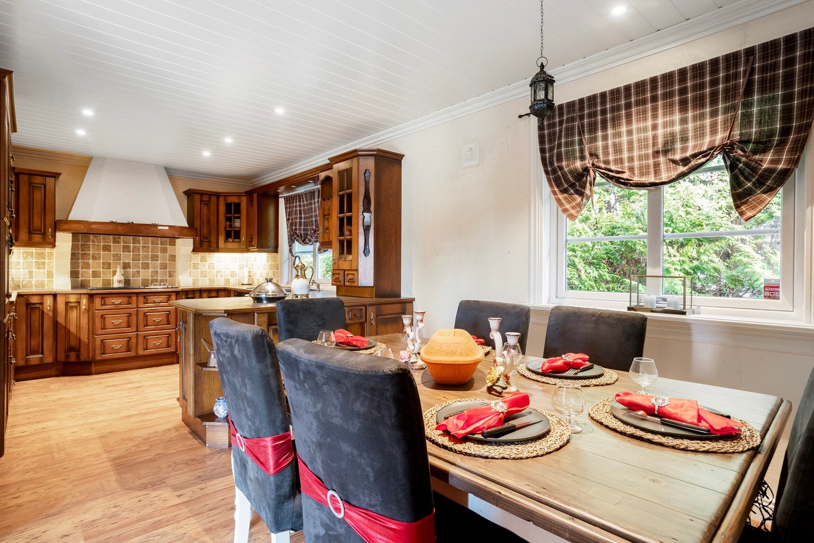 Det er mulig med spisebord på kjøkkenet. Galleribilde