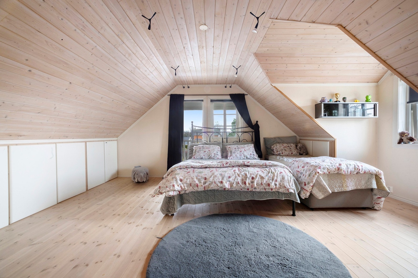 Stort soverom med plass til dobbeltseng, nattbord og garderobeskap. Galleribilde