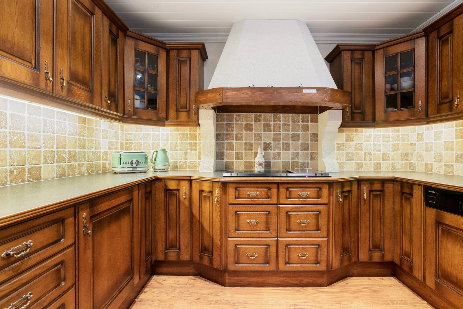 Kjøkkenet har integrerte hvitevarer som komfyr, micro,
platetopp, oppvaskmaskin, kjøl/ fryseskap samt ventilator over kokesone. Galleribilde