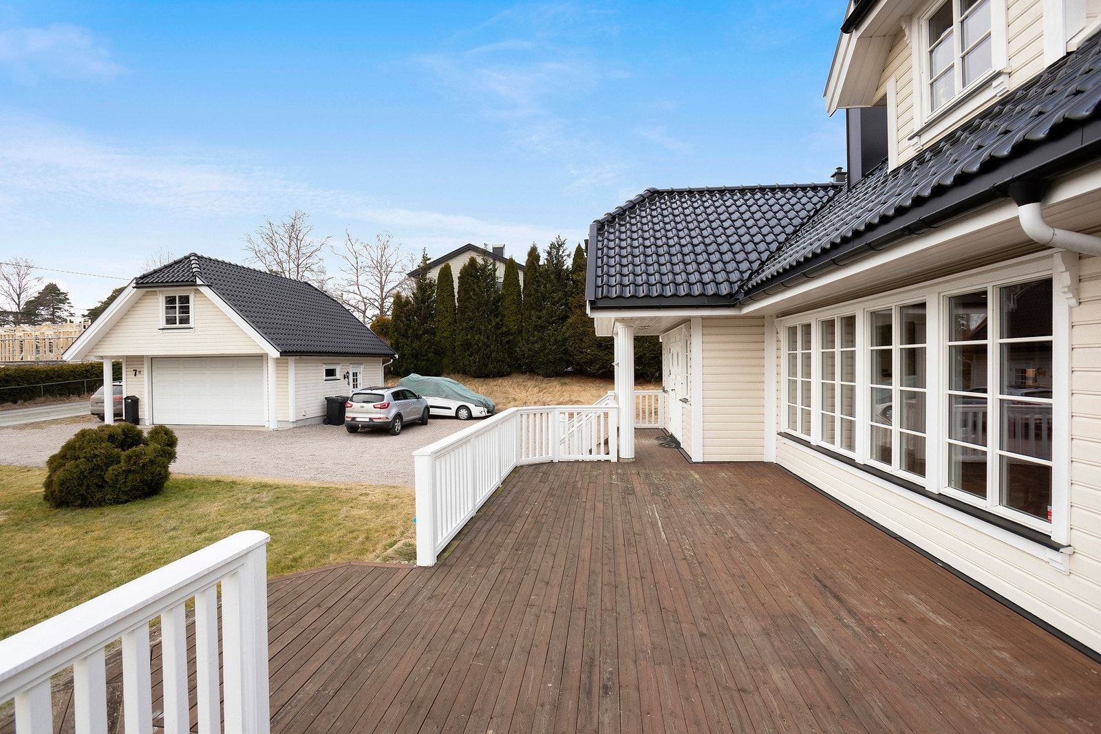 Terrassen har god plass til utemøbler, grill, beplantning m.m. Galleribilde