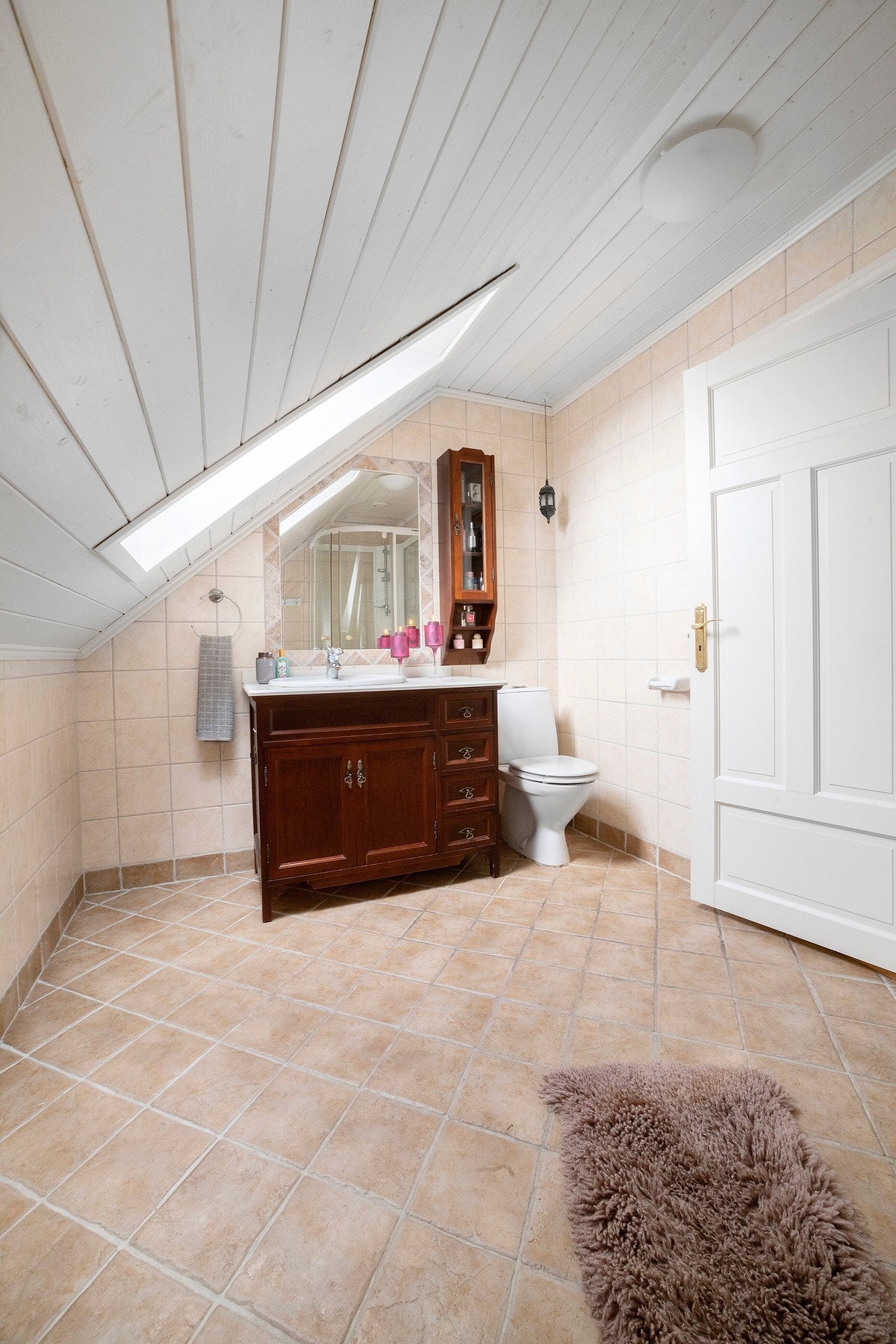 Pent flislagt bad i 2. etasje. Galleribilde