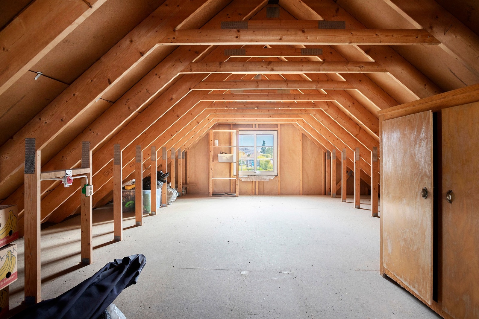 Fra garasjen er det trapp opp til loftet med mye potensial. Galleribilde