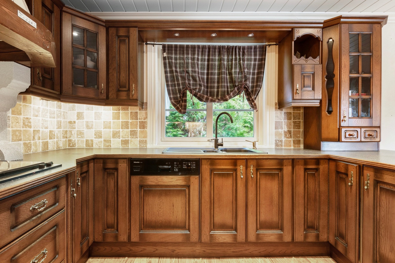 Godt med skap- og benkeplass. Galleribilde