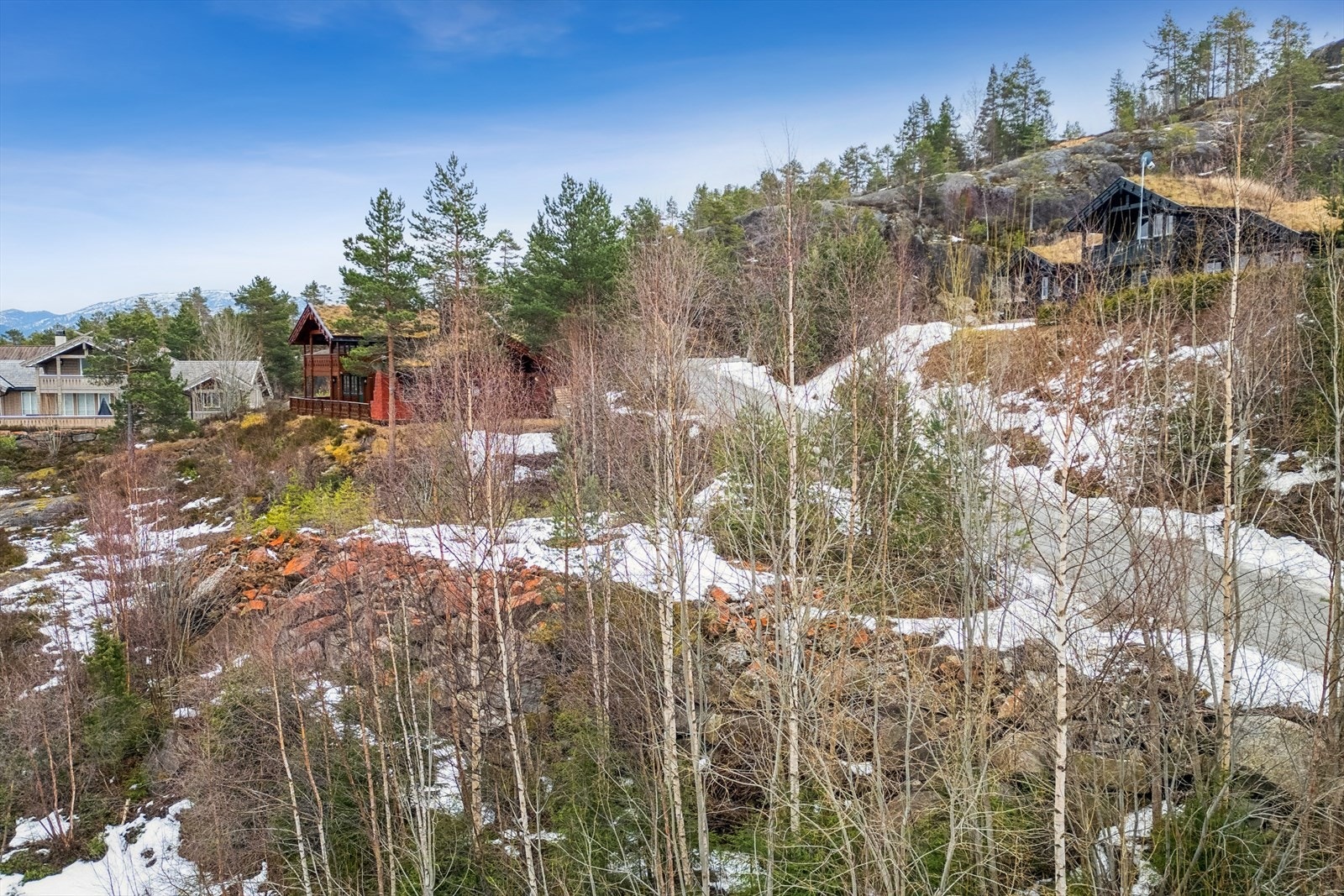 Det ble i 2006 godkjent hytte på tomten, den er gått ut på tid så nye eier må søke om det de selv ønsker å bygge. Galleribilde