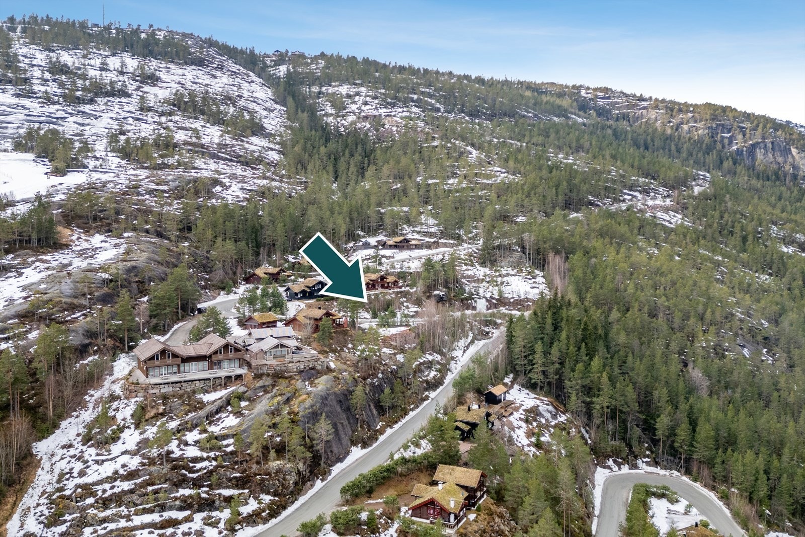 Se kart i salgsoppgave. Tomten ligger høyt og fint i terreng. Galleribilde