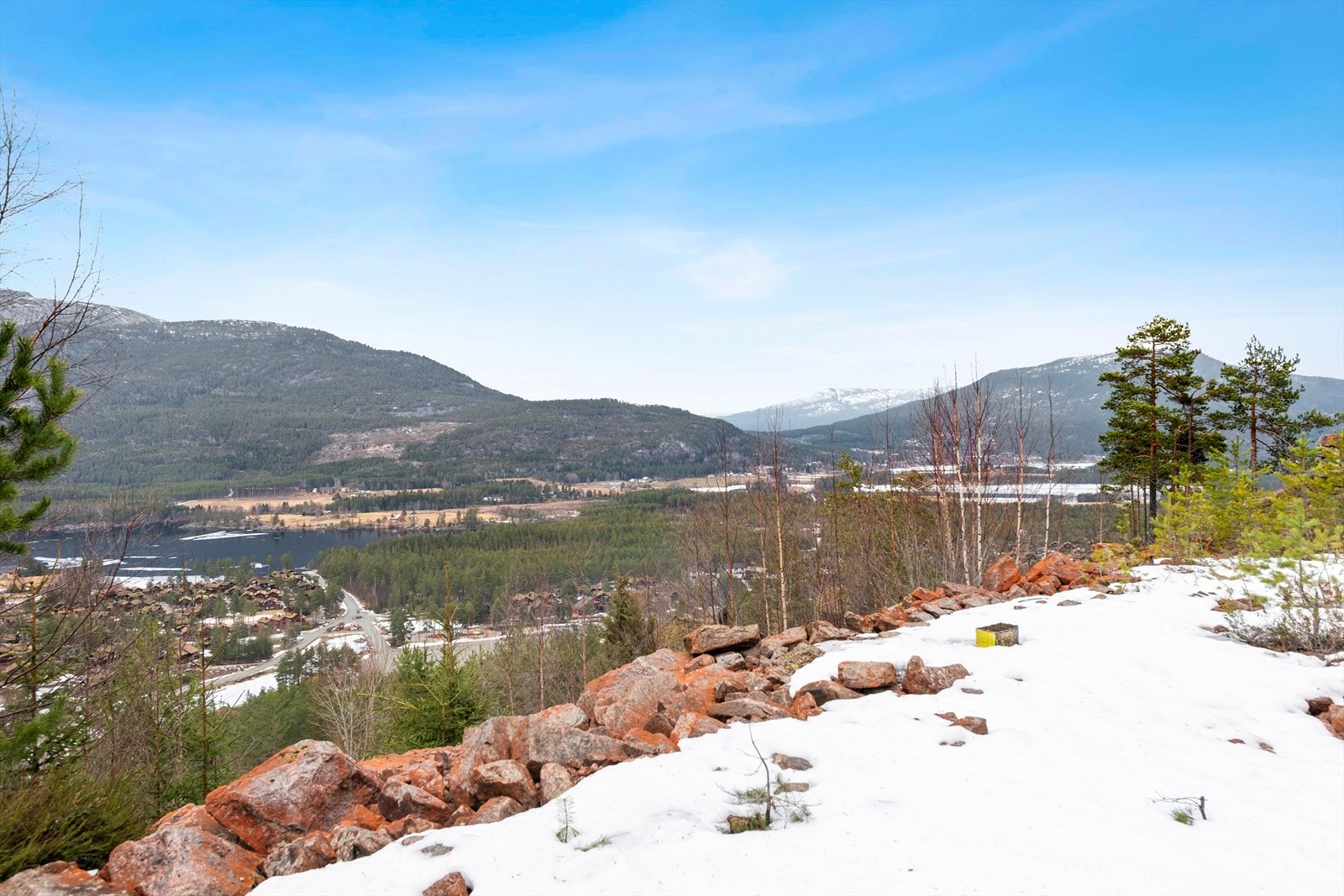 Det fine med denne beliggenheten er utsikten ned mot Vrådal Panorama, fjell og innsjøer som Vråvatn samtidig som du kan bruke beina for å nå toppen eller bunnen av feltet. Galleribilde
