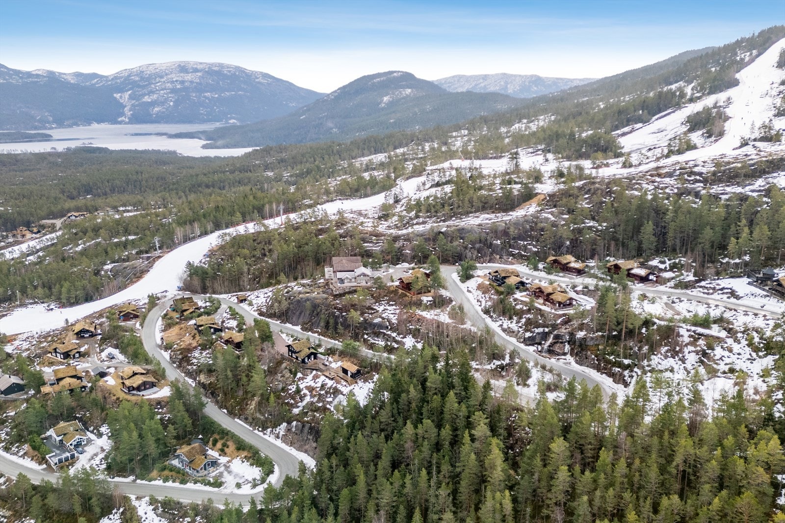 Det er to tomter for salg i samme område. Galleribilde